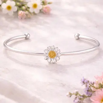 Golden Heart Daisy Bangle
